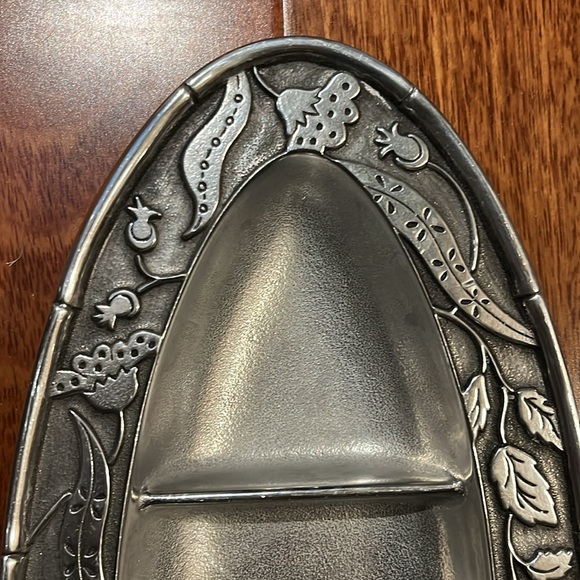 Wilton Armetale® Artesian Road Larger (14")  Oval Divided Server - Picture 4 of 11